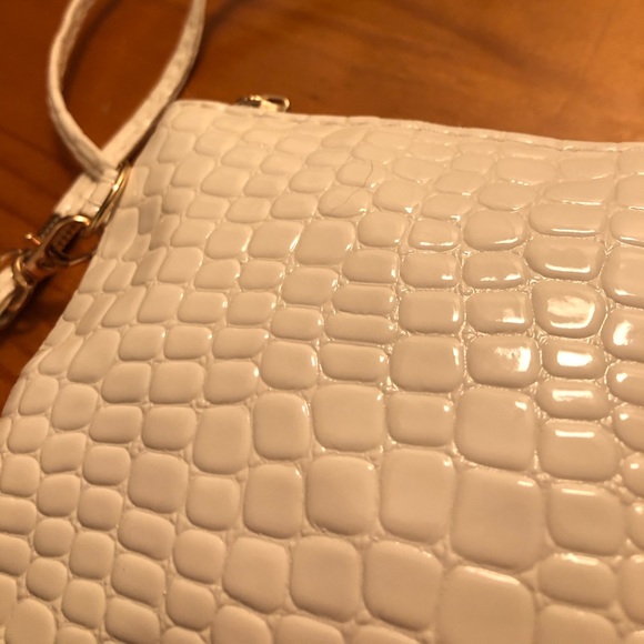 SALE! 🛑 NWOT Faux White Leather Bag/ Clutch - Picture 6 of 8